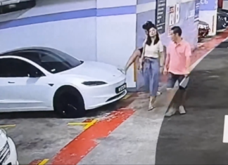 Pemilik Tesla cari pemuda sepak dan ludah kereta miliknya di parkir pusat beli belah