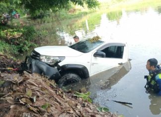 Akibat terlelap, trak pikap terjunam dalam kolam bersama wang tunai lebih RM500k