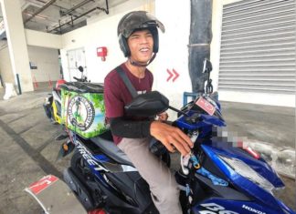 Pemuda OKU Ceberal Palsy cari rezeki jual air guna motosikal roda tiga