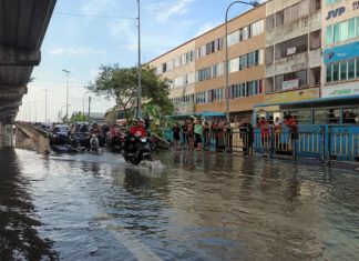 Air pasang ekstrem, pengguna jalan raya terkandas di Klang