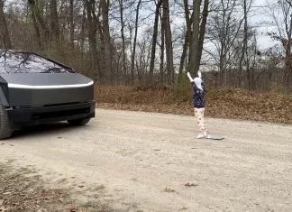 FSD Tesla Cybertruck gagal kesan patung saiz kanak-kanak