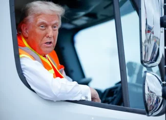 Trump menaiki trak sampah sebagai aksi ‘troll’ kenyataan Biden