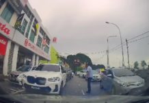 Tular: Lelaki ini marah tiga pemandu ‘double park’ depan bank