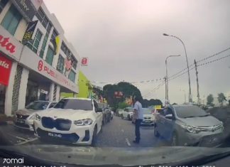 Tular: Lelaki ini marah tiga pemandu ‘double park’ depan bank