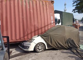 Kontena jatuh daripada treler, pemandu Perodua Bezza maut