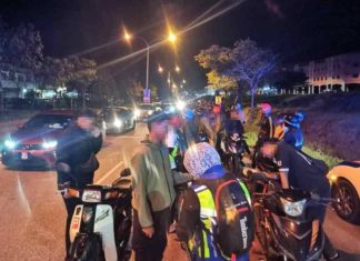 100 mat rempit terpaksa tolak motor sejauh 1km