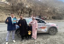 Pasangan ini jelajah dunia pandu EV