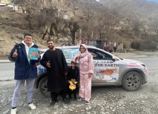 Pasangan ini jelajah dunia pandu EV