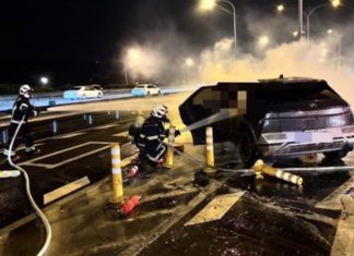 EV terbakar langgar penghadang jalan, empat maut