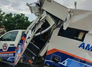 Ambulans berlanggar dengan lori kren, anggota APM cedera