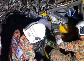 Lori muatan besi jatuh gaung, dua maut