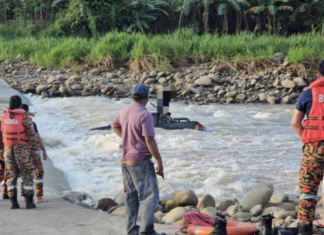 Toyota Hilux hanyut, pemandu panjat bumbung selamatkan diri