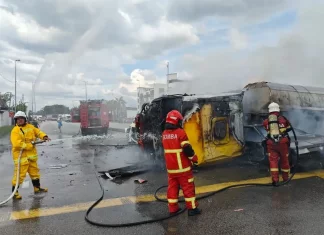 Lori tangki terbalik hangus terbakar