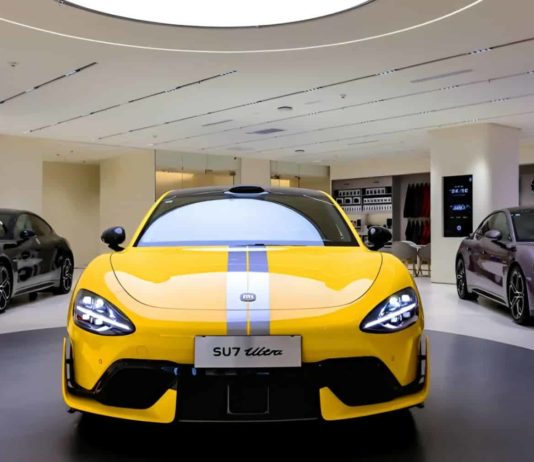 Xiaomi SU7 Ultra tiba di pusat jualan seluruh China