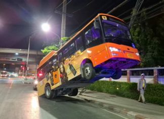 Akibat tersangkut kabel, bas terangkat setinggi 3 meter selepas terbabas