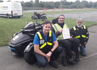 Lumpuh separuh badan tidak halang lelaki ini menunggang semula