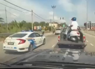 Tular: Trak pikap bawa motosikal, penunggang duduk di belakang