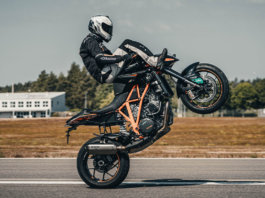 Aksi stunt wheelie bar hendal terpantas di dunia masuk buku rekod Guinness