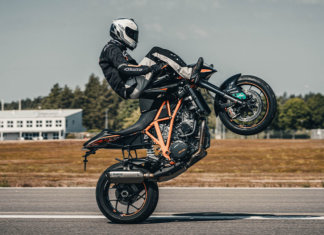 Aksi stunt wheelie bar hendal terpantas di dunia masuk buku rekod Guinness