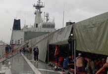 Warga Indonesia pulang ke kampung naik kapal perang