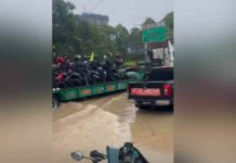 ‘Abang treler’ bantu angkut penunggang motosikal terperangkap banjir