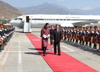 VIDEO: Raja Thailand rupanya seorang juruterbang, terbangkan sendiri Boeing 737 ke Bhutan