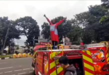 VIDEO: Wanita hamil mengidam naik trak bomba