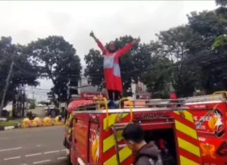 VIDEO: Wanita hamil mengidam naik trak bomba