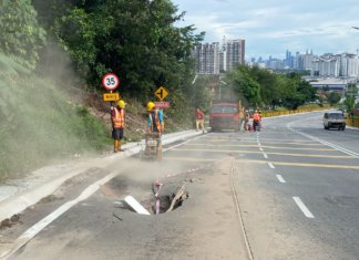Paip pecah punca jalan berlubang di Sri Gombak