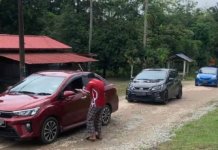 Dua beranak kongsi rezeki dengan para perantau guna jalan pintas di Kuala Krai