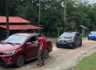 Dua beranak kongsi rezeki dengan para perantau guna jalan pintas di Kuala Krai