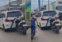 TULAR: Pemandu ini tunda Yamaha Aerox di belakang Avanza sewaktu mudik