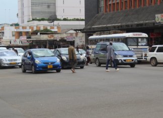 Zimbabwe wajibkan bayar lesen radio untuk perbaharui insurans kereta, kos dekat RM400 setahun!