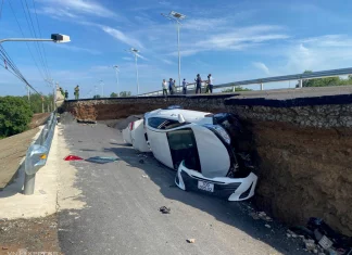 Baru dua minggu dibuka, jambatan baharu ini sudah runtuh