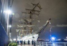 Dua maut, 19 cedera kapal Tentera Laut Mexico langgar Jambatan Brooklyn