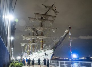 Dua maut, 19 cedera kapal Tentera Laut Mexico langgar Jambatan Brooklyn