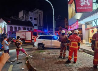 Warga emas cedera, SUV rempuh restoran makanan segera