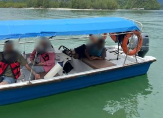 Dua bot pelancong ditahan bawa muatan lebih had