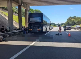 Rider maut rempuh bas berhenti di lorong kecemasan