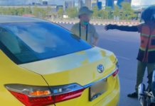 Menunggu 30 minit penumpang keluarkan wang, pemandu teksi kenakan caj tambahan