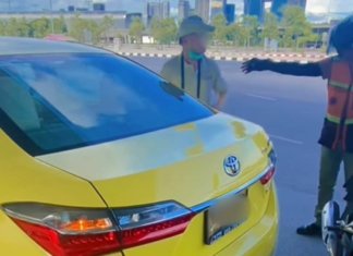 Menunggu 30 minit penumpang keluarkan wang, pemandu teksi kenakan caj tambahan