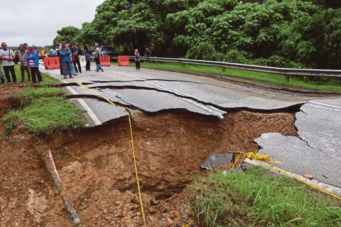 jalan rosak banjir_1