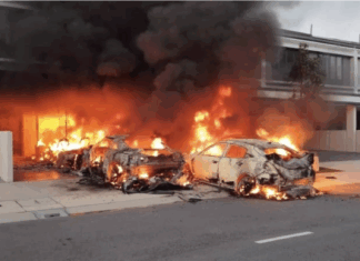 Lima kereta parkir depan rumah hangus terbakar