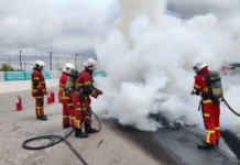 Sebuah kereta mewah terbakar di Sepang