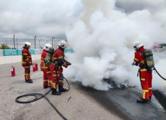 Sebuah kereta mewah terbakar di Sepang