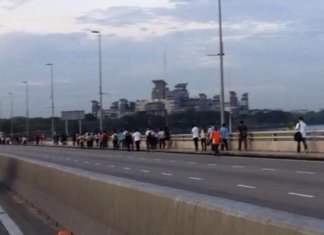 Pemandu bas mogok, ribuan pekerja Malaysia berjalan kaki ke Singapura