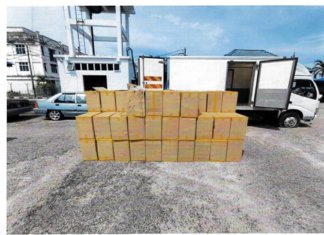 Panik dikejar polis, penyeludup rokok lompat dari lori bergerak