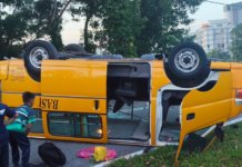 Van sekolah terbalik langgar lubang ‘manhole’