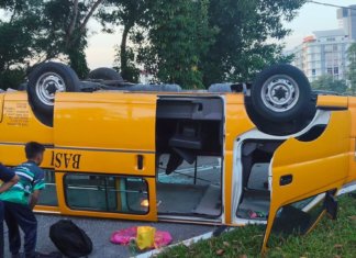 Van sekolah terbalik langgar lubang ‘manhole’