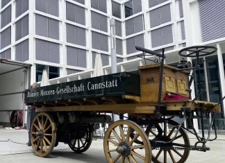 Daimler pulih semula replika trak petrol pertama di dunia